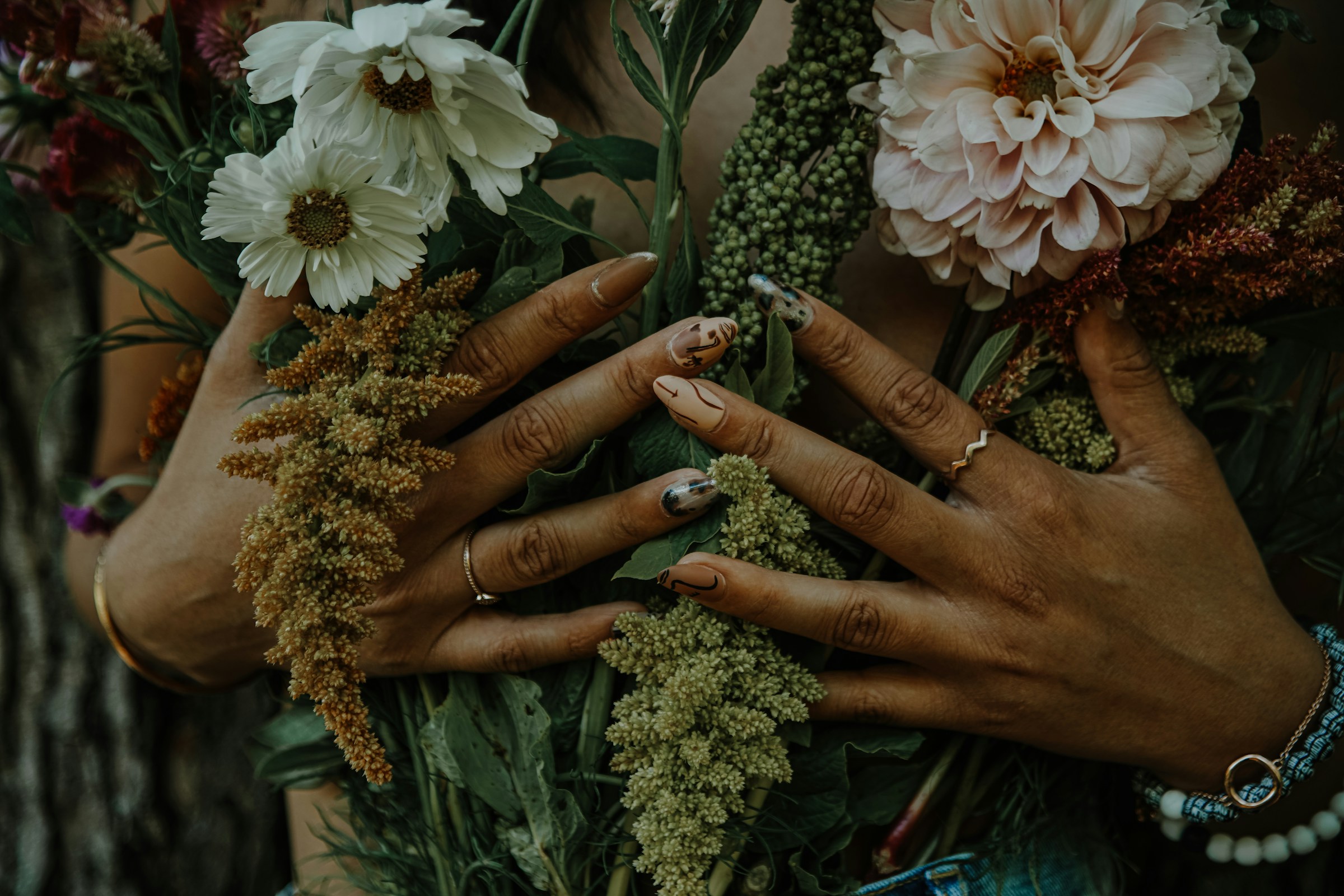 fleurs a la mode sur vetements smartphone ongles etc