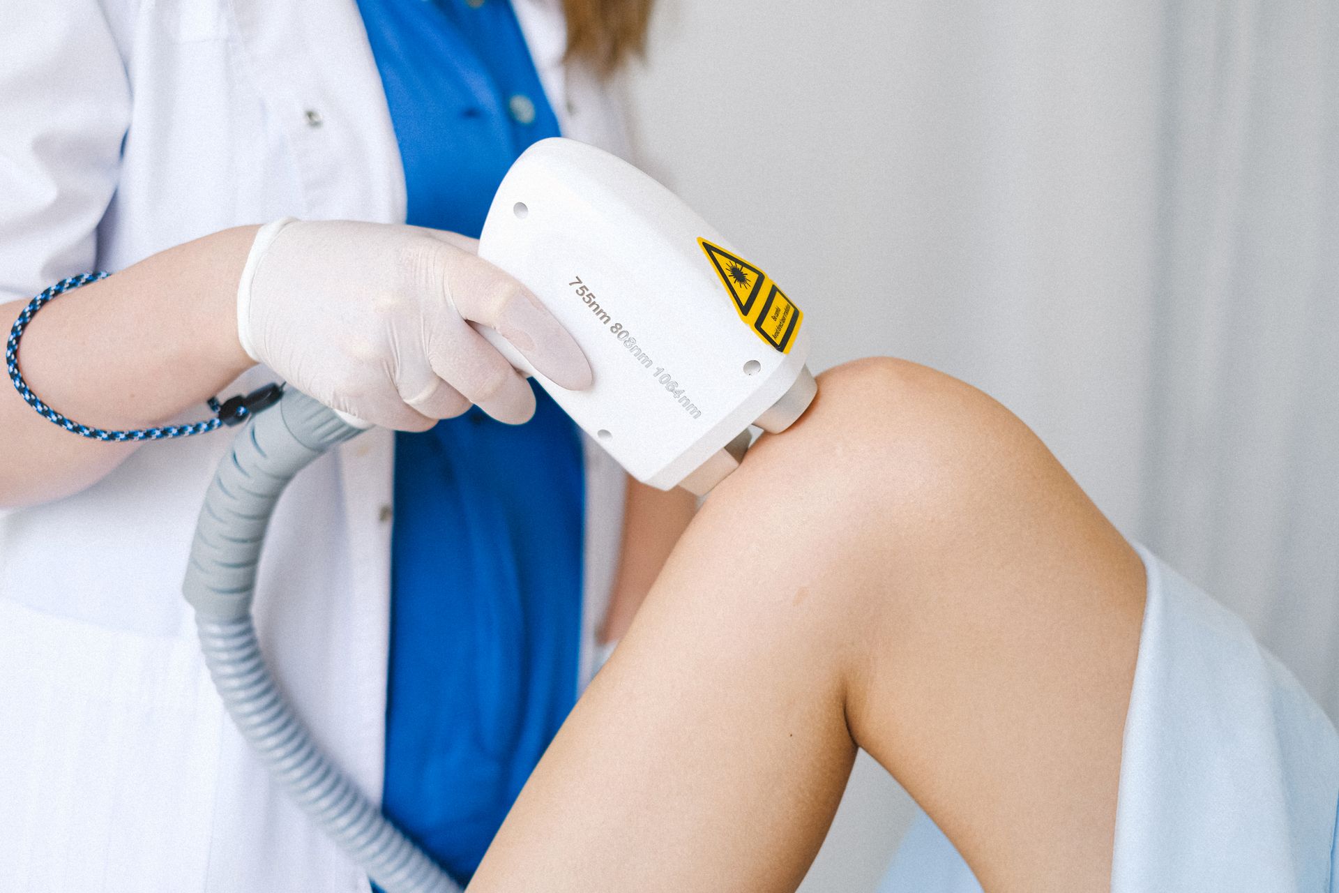 Choisir l'épilation définitive au laser permet de bénéficier de nombreux avantages par rapport aux méthodes traditionnelles