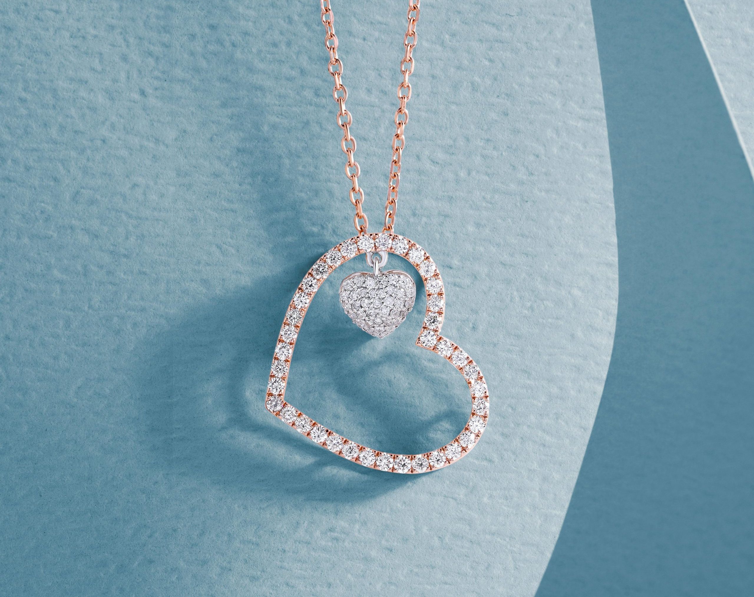 Un pendentif qui incite à la paix et à la bienveillance