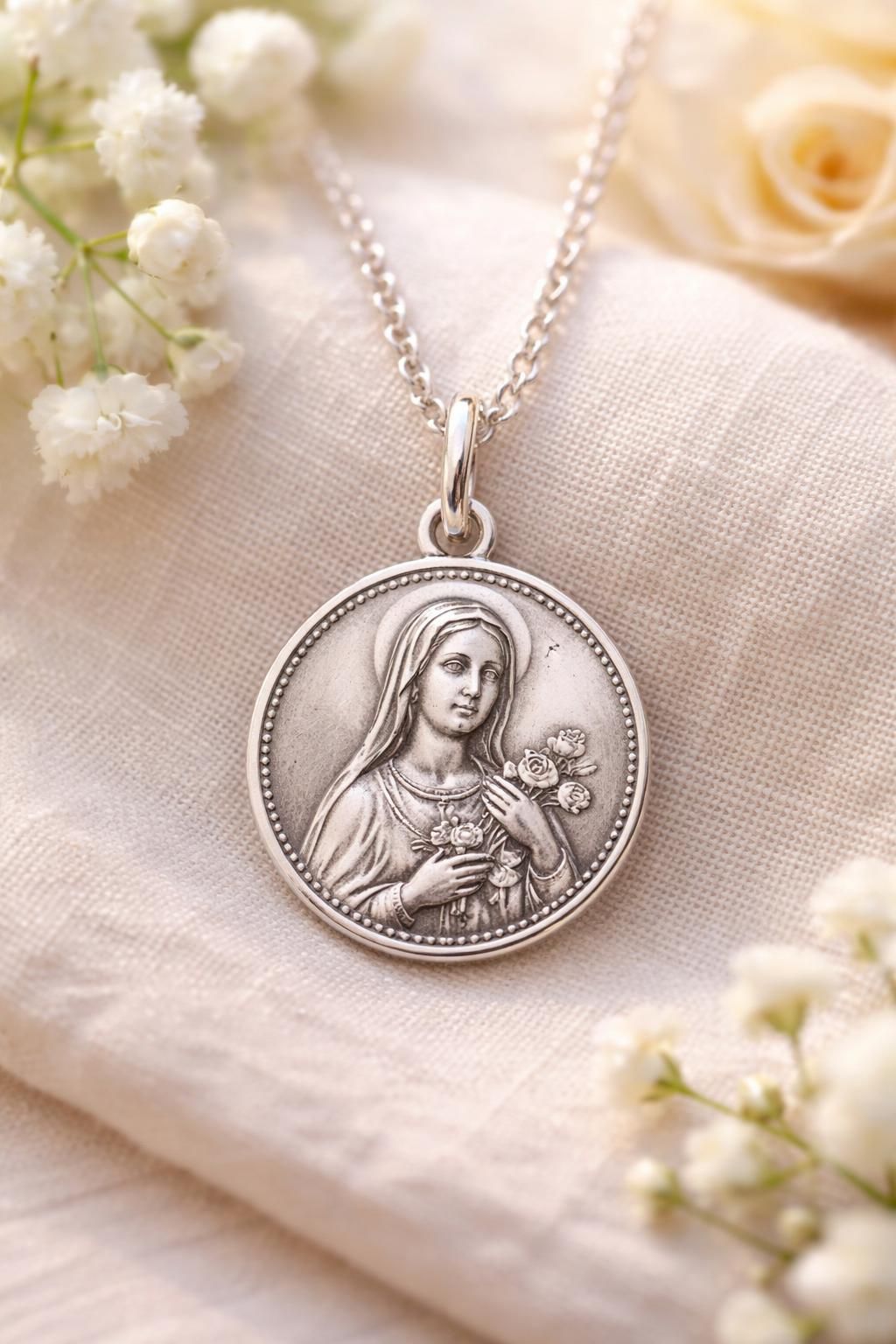 découvrez comment choisir le saint idéal pour une médaille de baptême fille, en fonction de ses valeurs et de ses inspirations spirituelles.